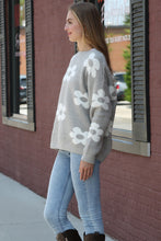 Load image into Gallery viewer, DAISY PATTERN SWEATER APPAREL
