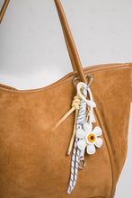 Load image into Gallery viewer, DAISY KEYCHAIN/BAG CHARM KEYCHAINS
